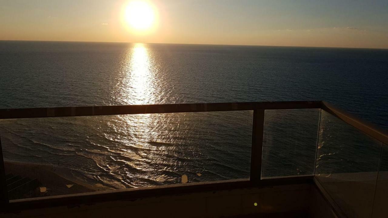 Sky Home Luxury Apartment With Sea View 巴特亚姆 外观 照片