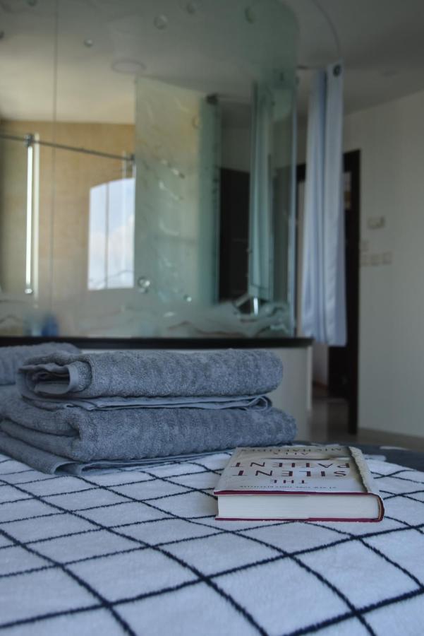 Sky Home Luxury Apartment With Sea View 巴特亚姆 外观 照片