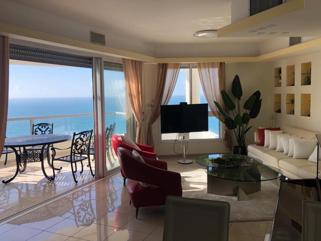 Sky Home Luxury Apartment With Sea View 巴特亚姆 外观 照片