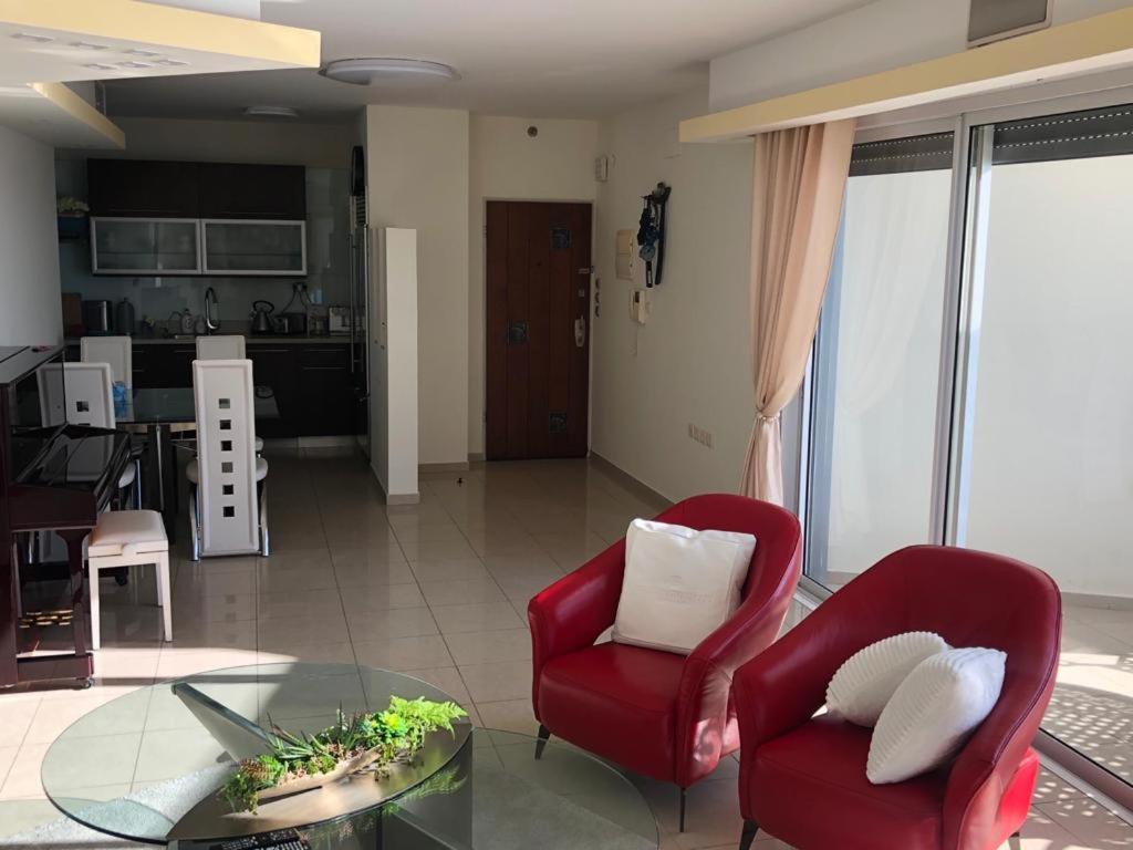 Sky Home Luxury Apartment With Sea View 巴特亚姆 外观 照片