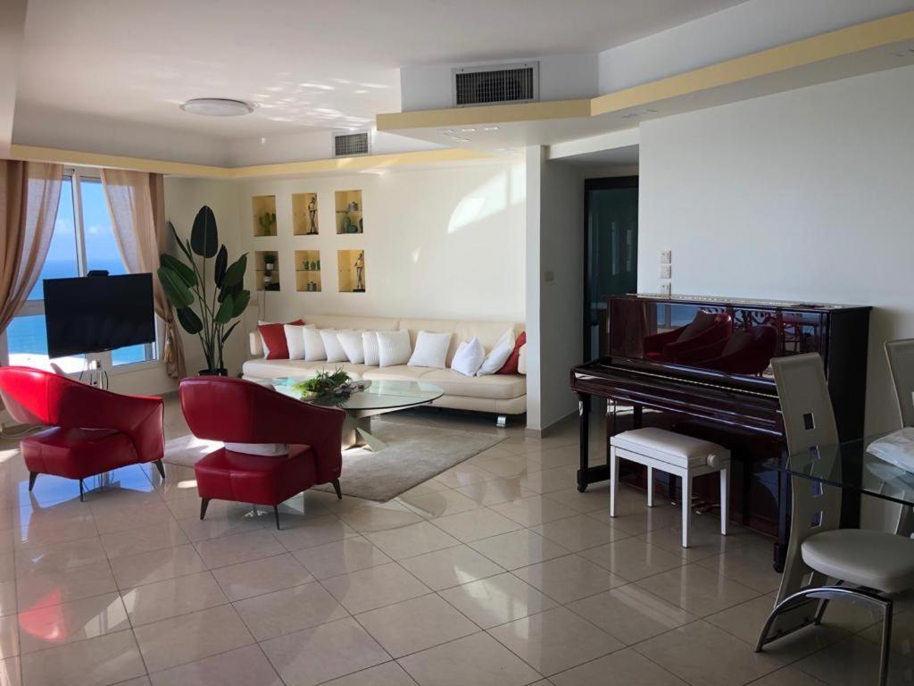 Sky Home Luxury Apartment With Sea View 巴特亚姆 外观 照片
