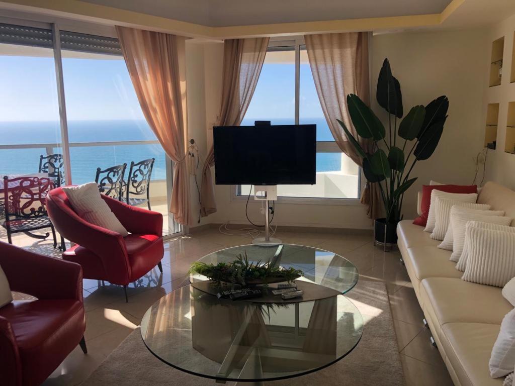 Sky Home Luxury Apartment With Sea View 巴特亚姆 外观 照片