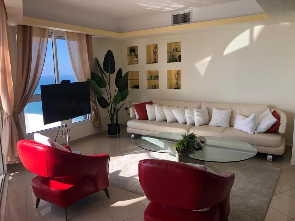 Sky Home Luxury Apartment With Sea View 巴特亚姆 外观 照片