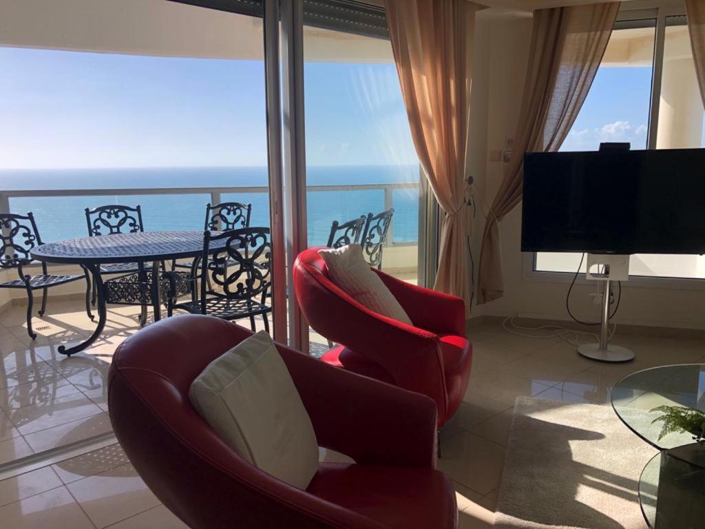 Sky Home Luxury Apartment With Sea View 巴特亚姆 外观 照片