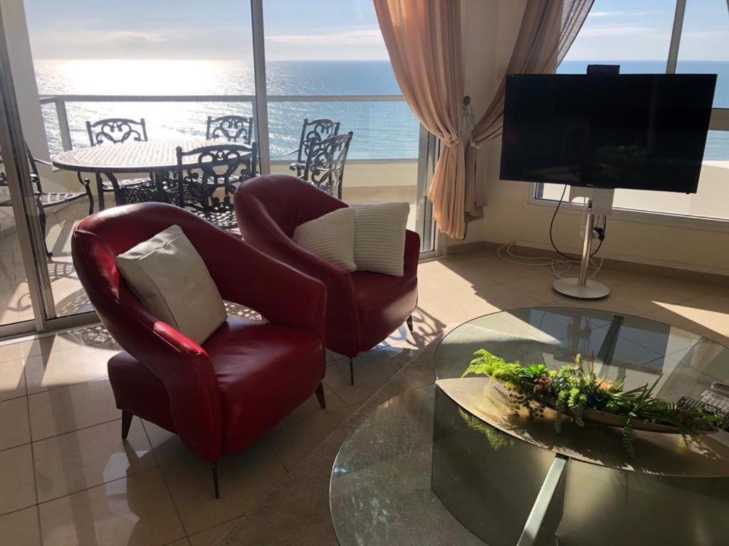 Sky Home Luxury Apartment With Sea View 巴特亚姆 外观 照片