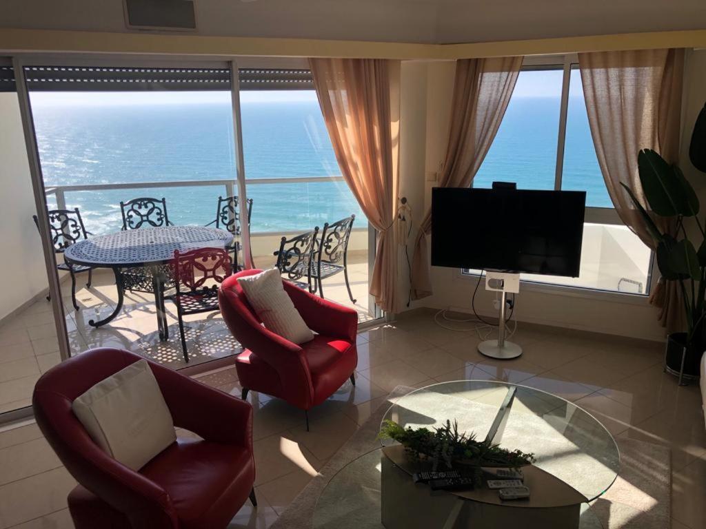 Sky Home Luxury Apartment With Sea View 巴特亚姆 外观 照片