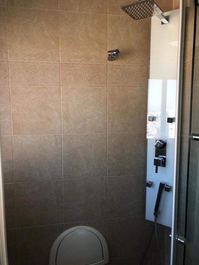 Sky Home Luxury Apartment With Sea View 巴特亚姆 外观 照片