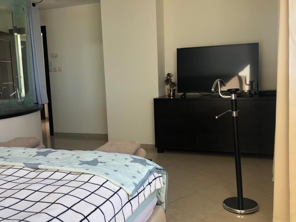 Sky Home Luxury Apartment With Sea View 巴特亚姆 外观 照片