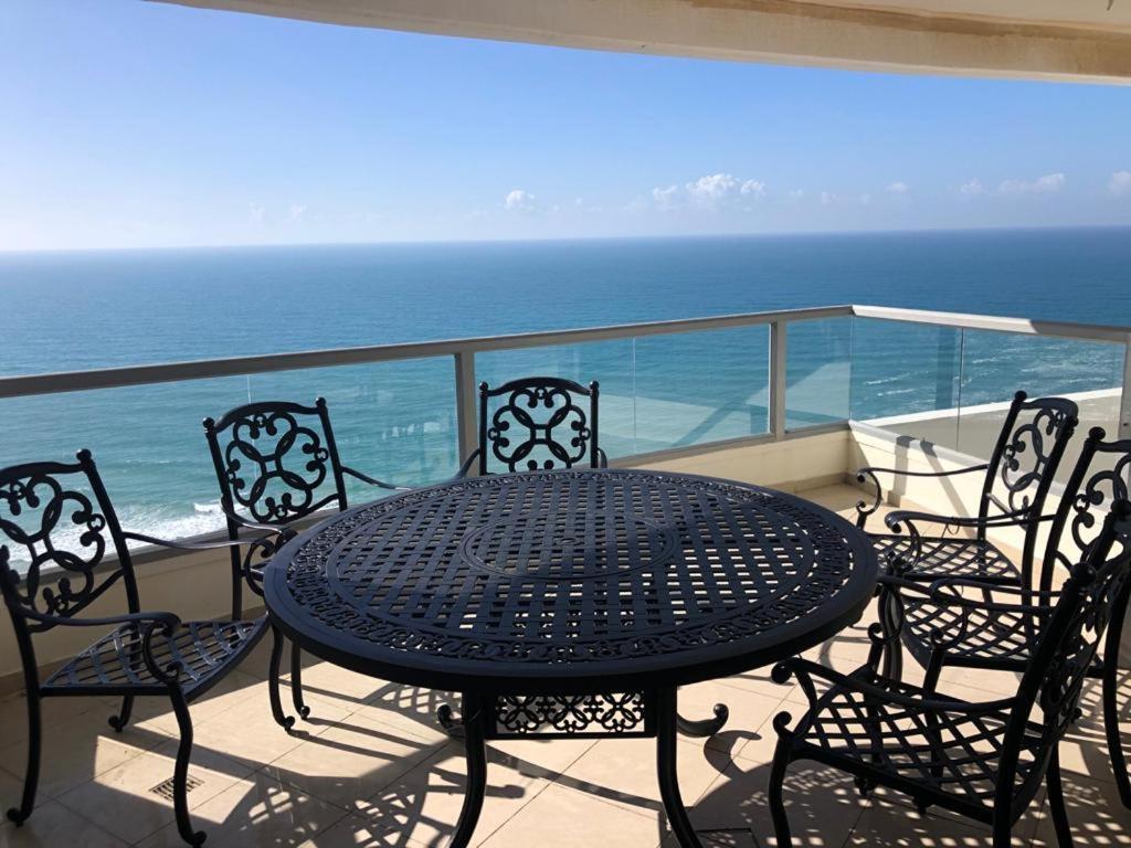 Sky Home Luxury Apartment With Sea View 巴特亚姆 外观 照片